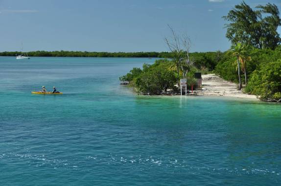 O estreito canal de mar que divide em duas a ilha de Caye Caulker, na grande barreira de corais, em Belize